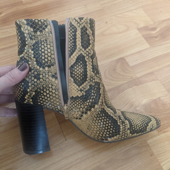 Pointed heel ankle MANGO boots 38 EU, 7.5 US, yellow snake pattern - Picture 7 of 11